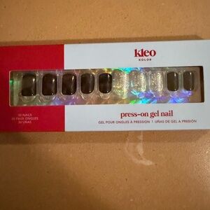 Kleo Kolor Black and Silver Press-On Gel Nail Set